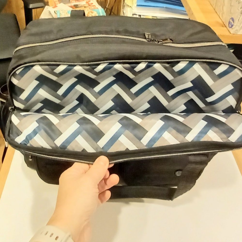 LUG Puddle Jumper Duffel Bag in Brushed Black New - Picture 7 of 14